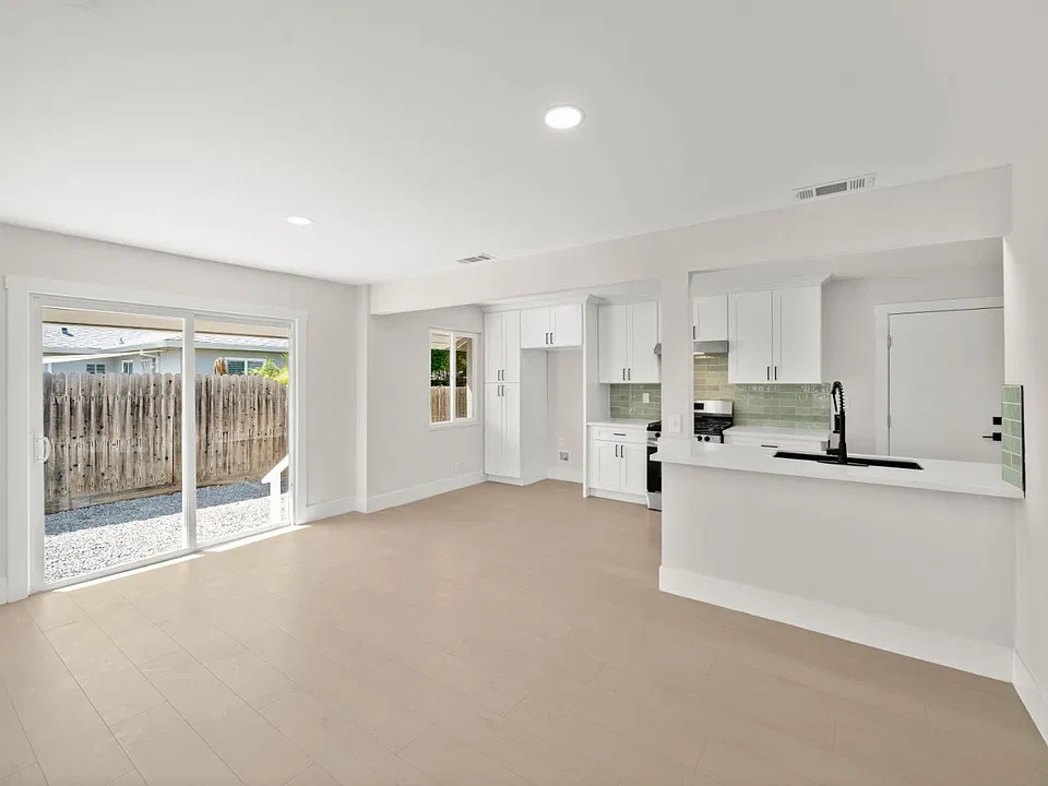 1416 Lomas Way