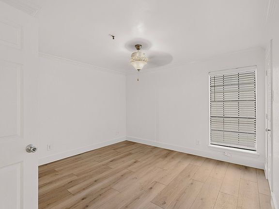 4th image of 4917 Belmont Ave #204