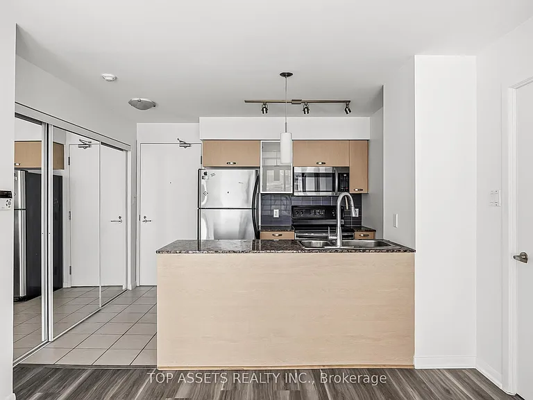 37 Grosvenor St #2109 — Photo 8