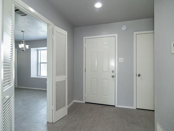 4th image of 1004 Field Trail Dr