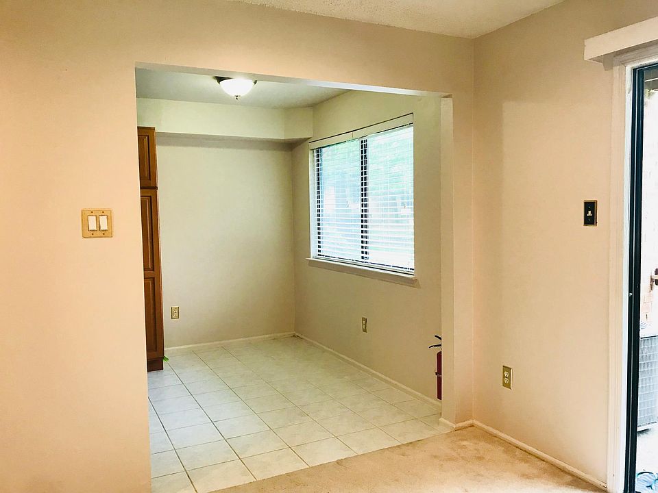 Dinette/ Dining area - extra crockery cupboard