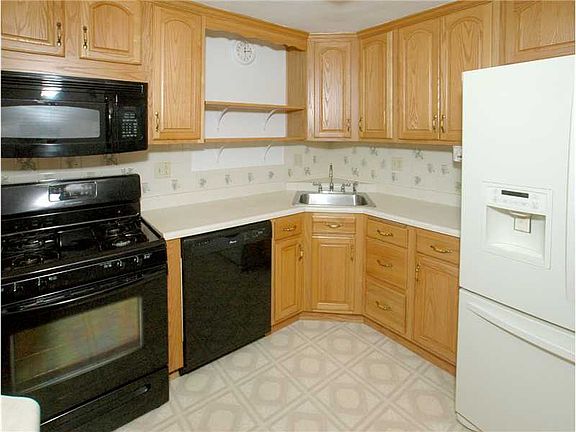 3rd image of 630 Garden City Dr