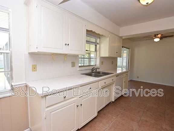 4th image of 204 Chaucer Ln