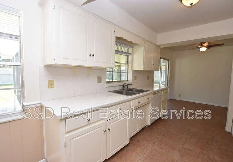 204 Chaucer Ln — Photo 4