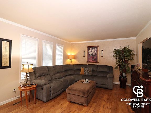 2nd image of 1716 N Glenellen Dr