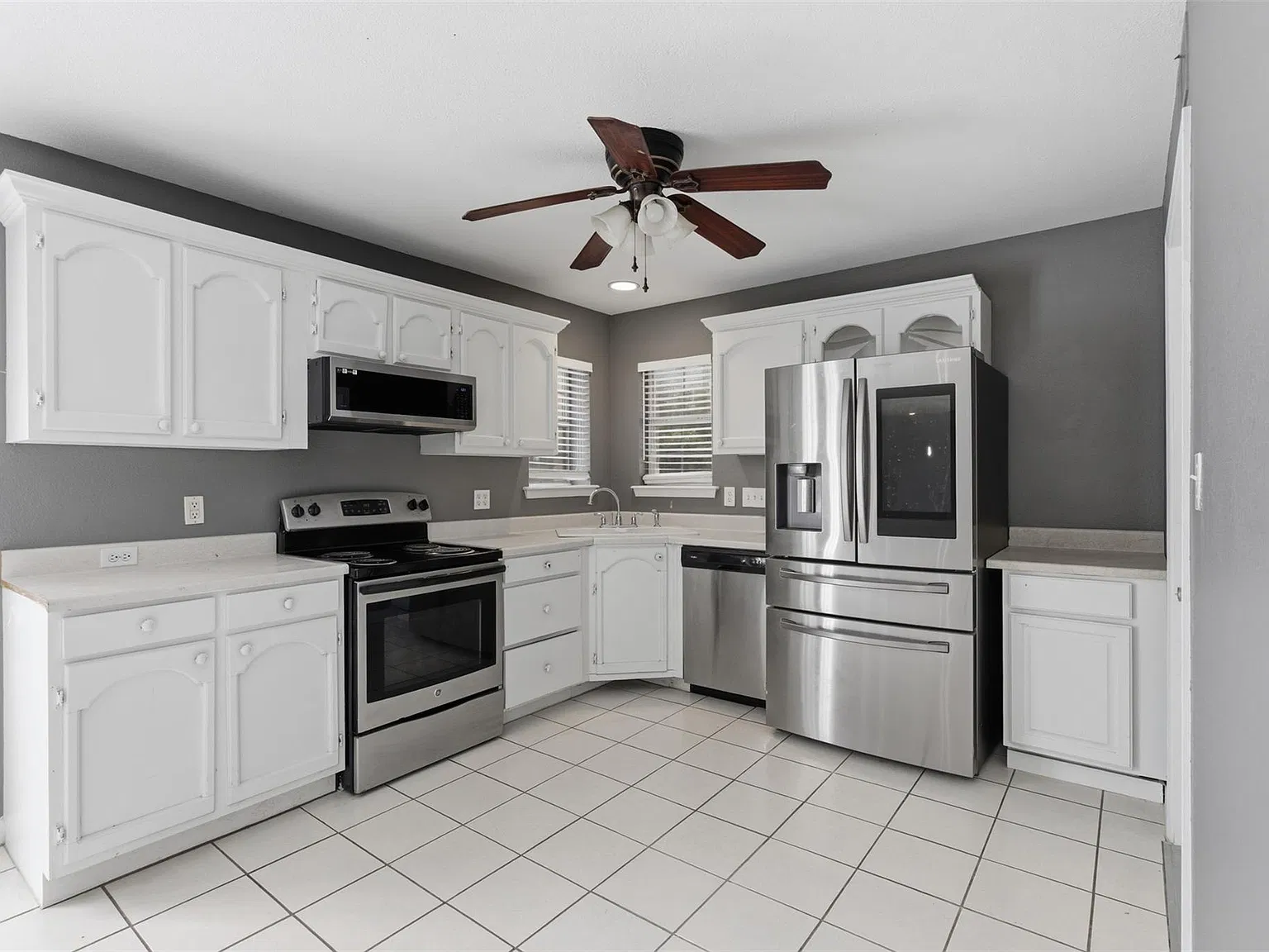 5 bed, 2.5 bath, 2811 sqft, $3,200 — Photo 3