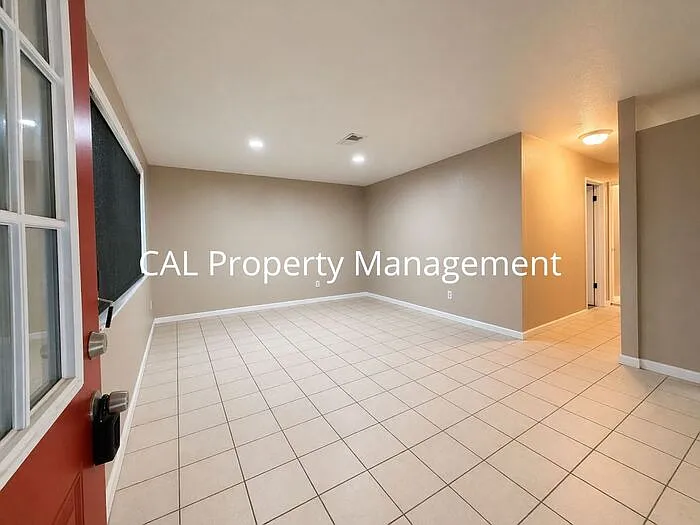 421 Michael Cir — Photo 3