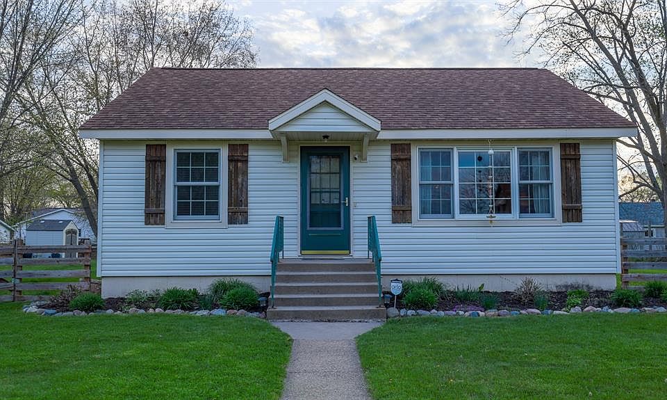 1st image of 718 Maple Street