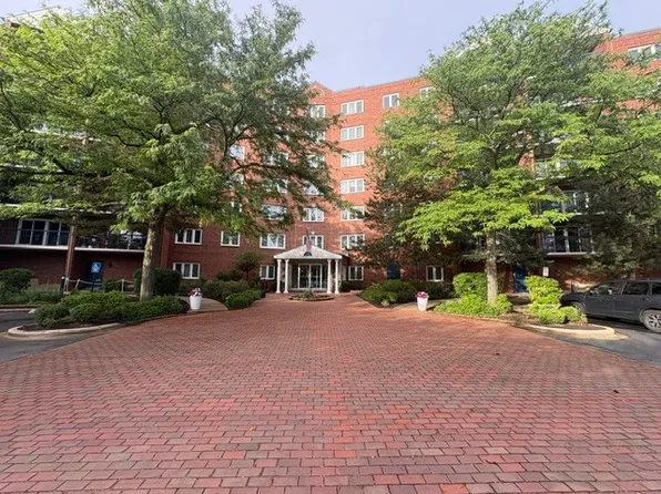 6701 N Milwaukee Ave APT 303, Niles, IL 60714