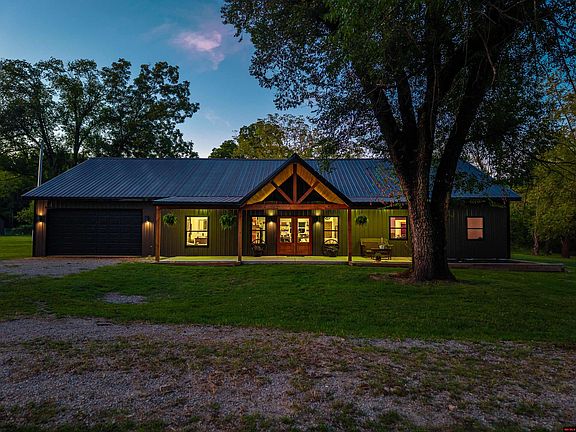 3rd image of 33 Carlisle Cir