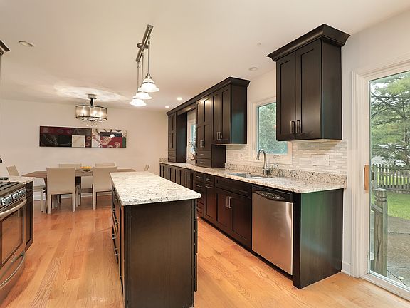 5th image of 133 Burr Oak Ct