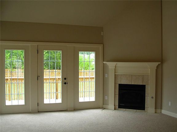 3rd image of 180 N Brewer Ct