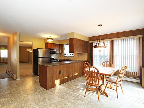 2nd image of 32 Canterbury Ln