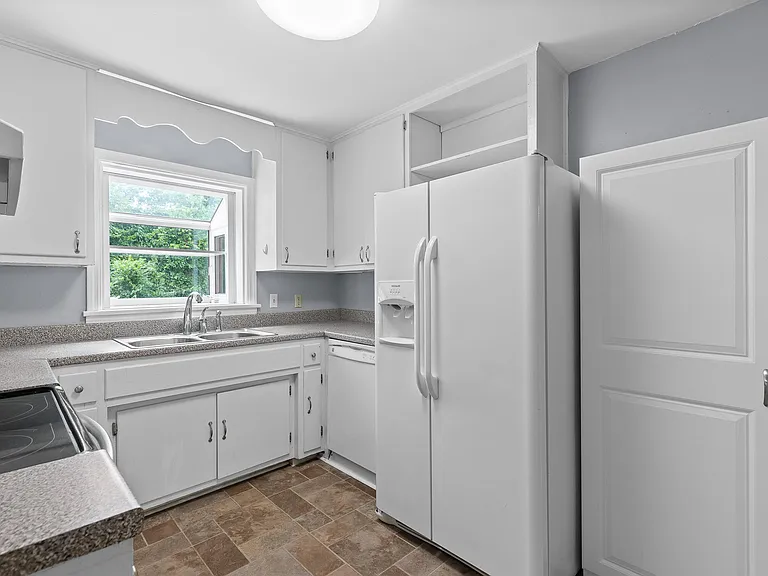 949 Signal Rd — Photo 6