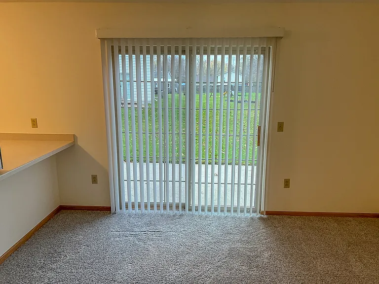 1104 Heritage Ct — Photo 4