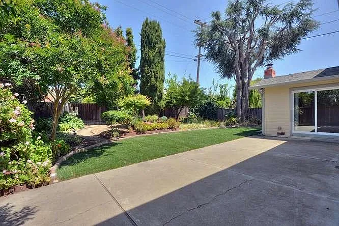 2040 Conifer Ln — Photo 23