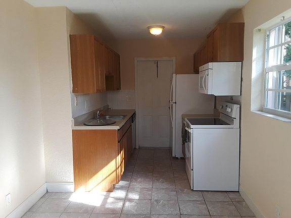 3rd image of 828 SW 29th St