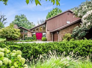 675 N Greenbrook Cir, Saint Joseph, MI 49085