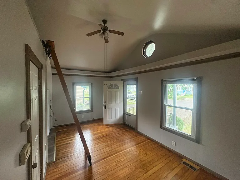 525 Stratford Rd — Photo 4