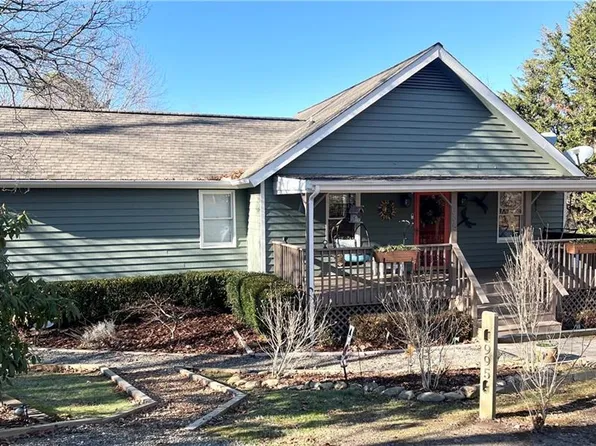 995 Vista Ln, Hiawassee, GA 30546