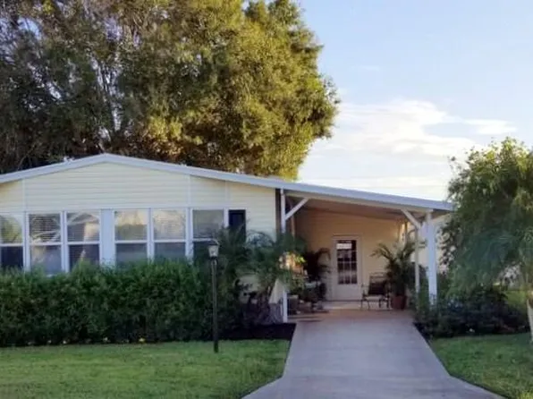 631 Puffin Dr, Barefoot Bay, FL 32976