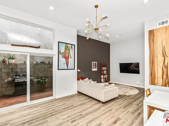 3rd image of 3034 N Coolidge Ave