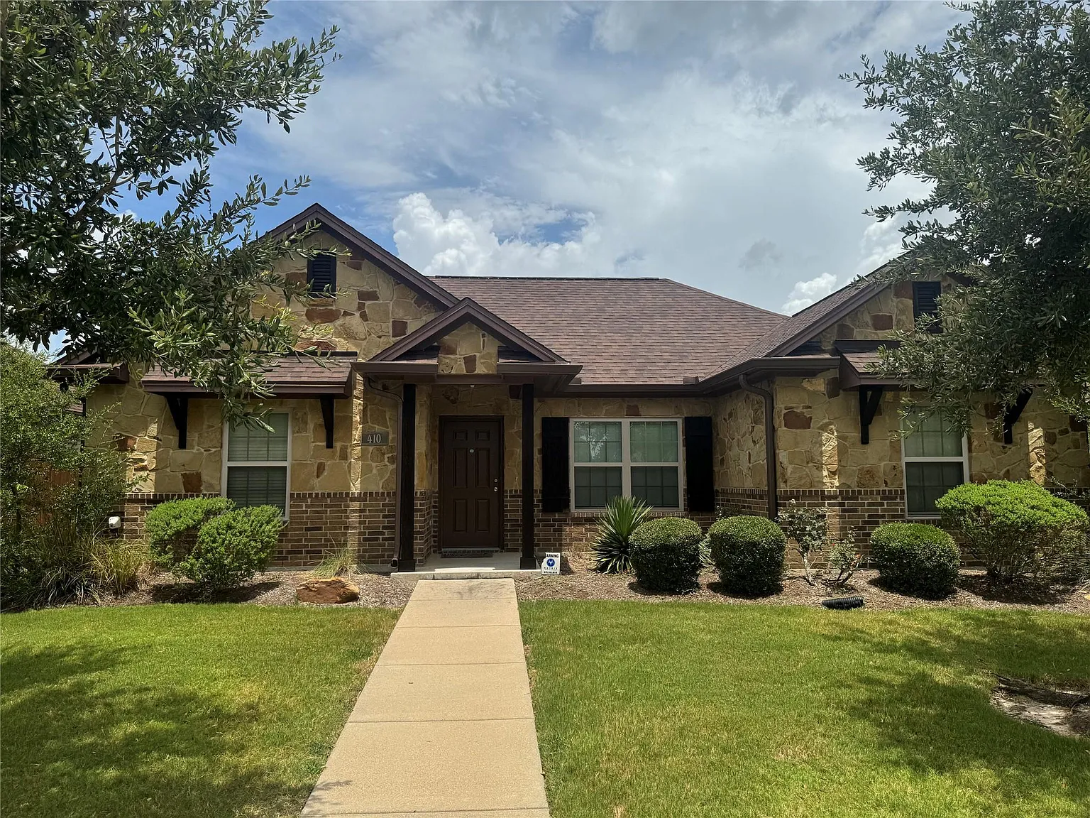 3 bed, 3.0 bath, 1367 sqft, $1,900 — Photo 1