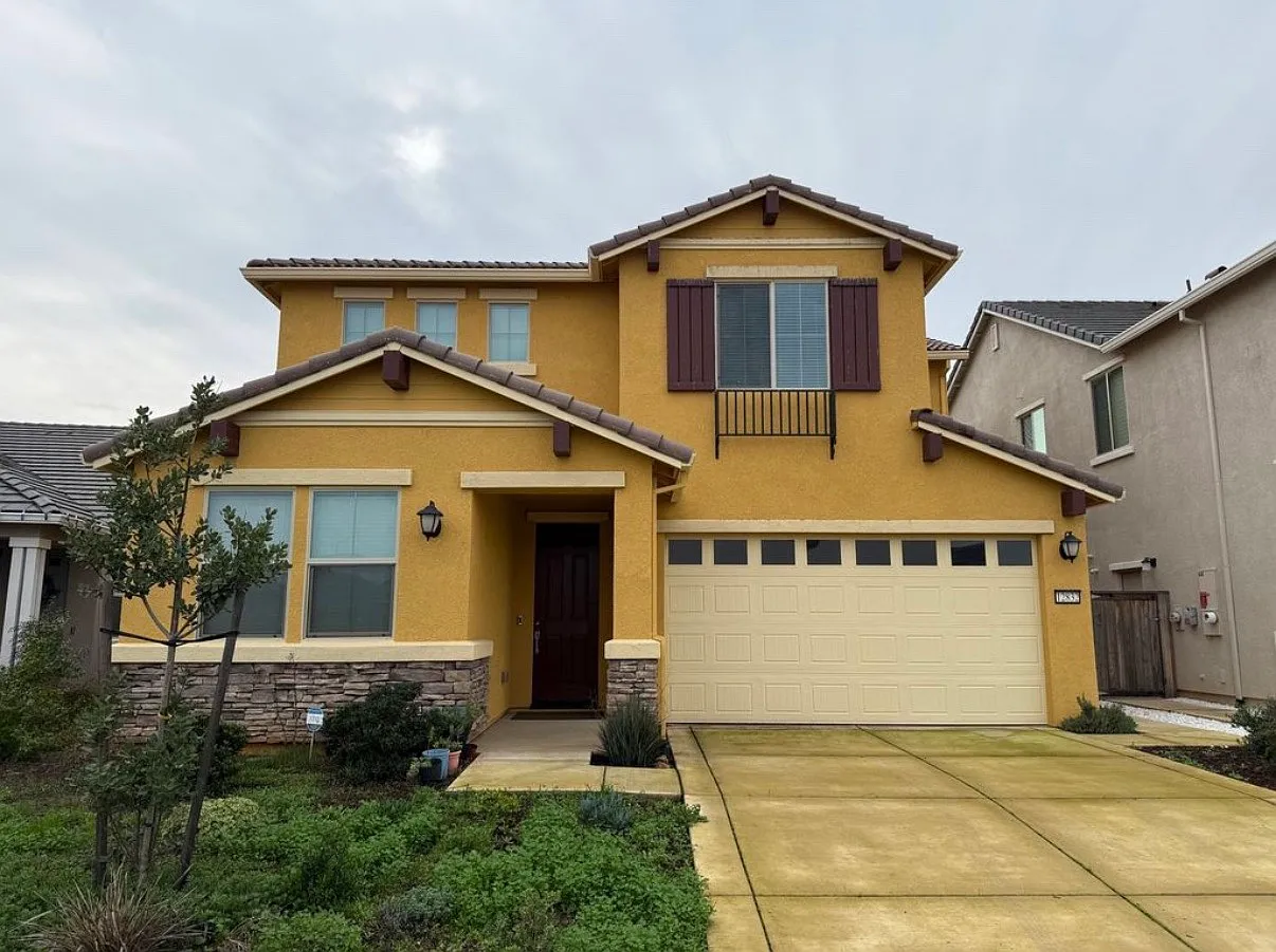 4 bed, 2365 sqft, $3,200 — Photo 1
