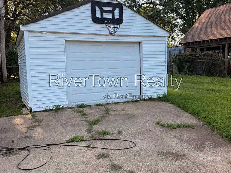 1102 Maria St — Photo 11
