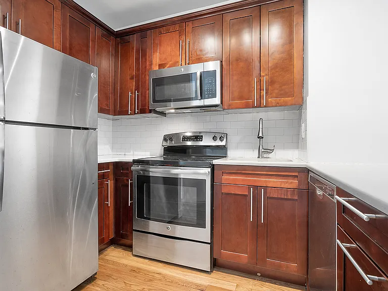 226 7th Ave #4R — Photo 9