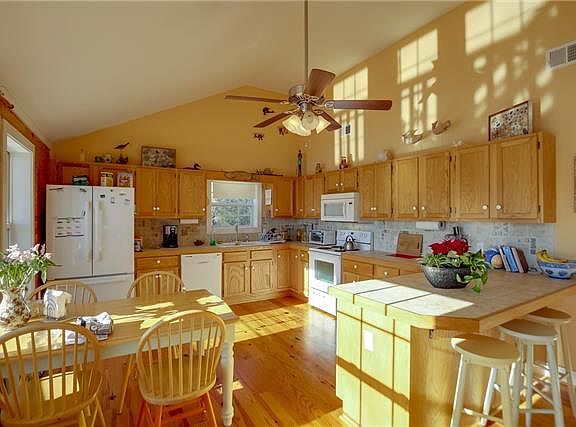 5th image of 1122 Lakeside Dr