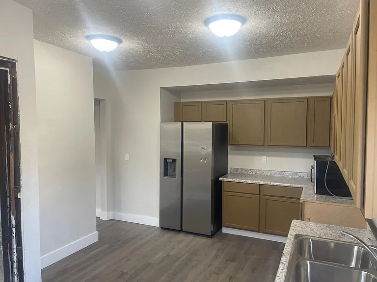 918 Elm St — Photo 5