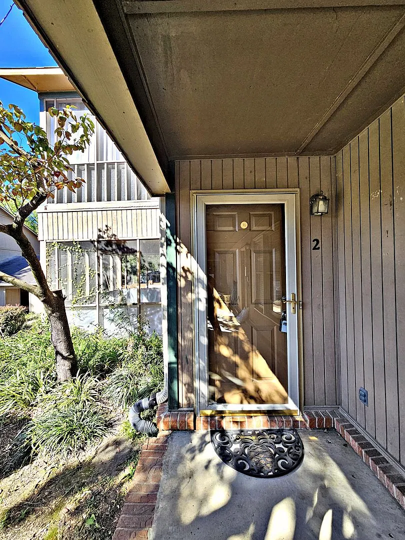 (RCH-26) Oak Square Apartments — Photo 1