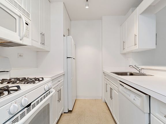 3rd image of 400 E 71st St APT 14M