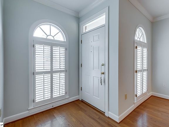 3rd image of 10 Greenview Dr