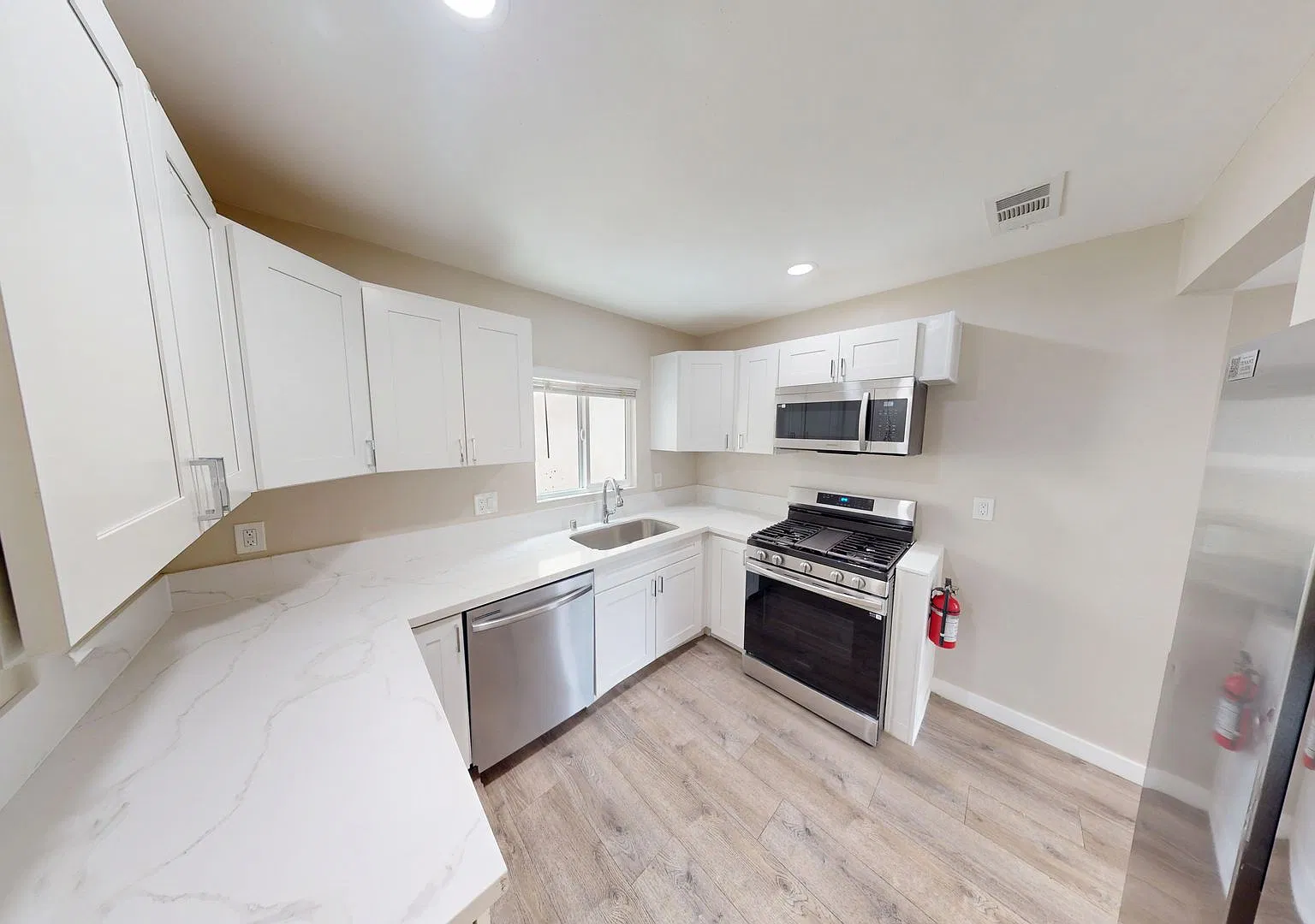 Comfortable 4 Bed 2 Bath House!! — Photo 4