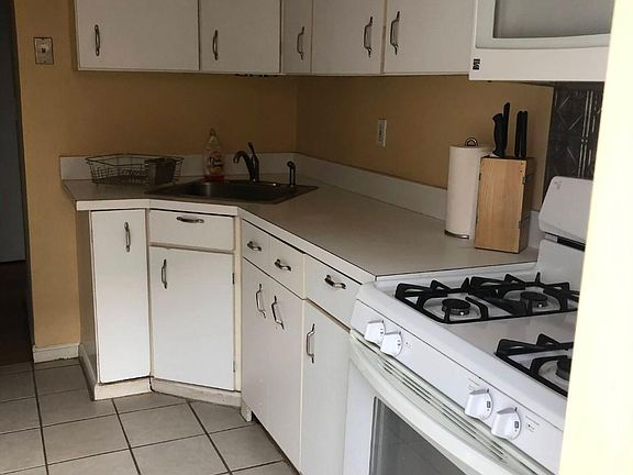 3rd image of 28 Peachtree Ln
