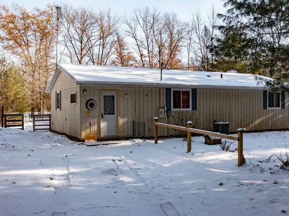 N1028 Chalet Dr, Waupaca, WI 54981