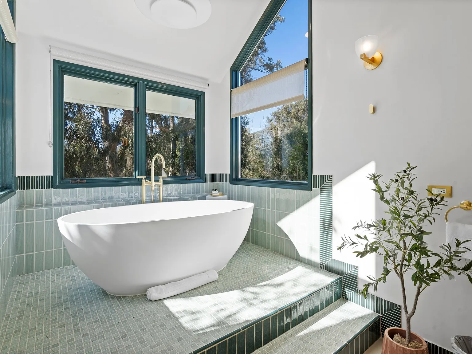6 bed, 5.5 bath, 4535 sqft, $40,000 — Photo 4