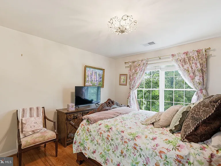 1072 Safa St — Photo 34