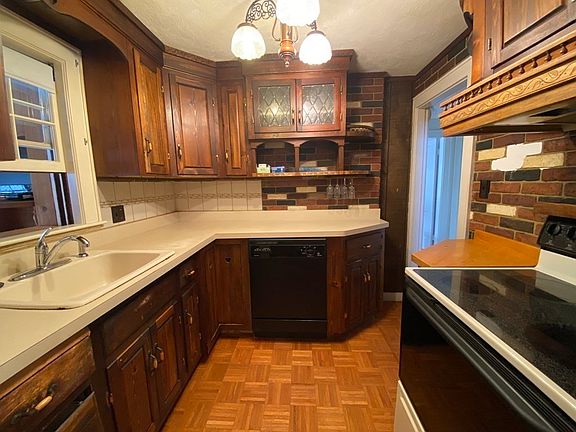 5th image of 183 Washington St
