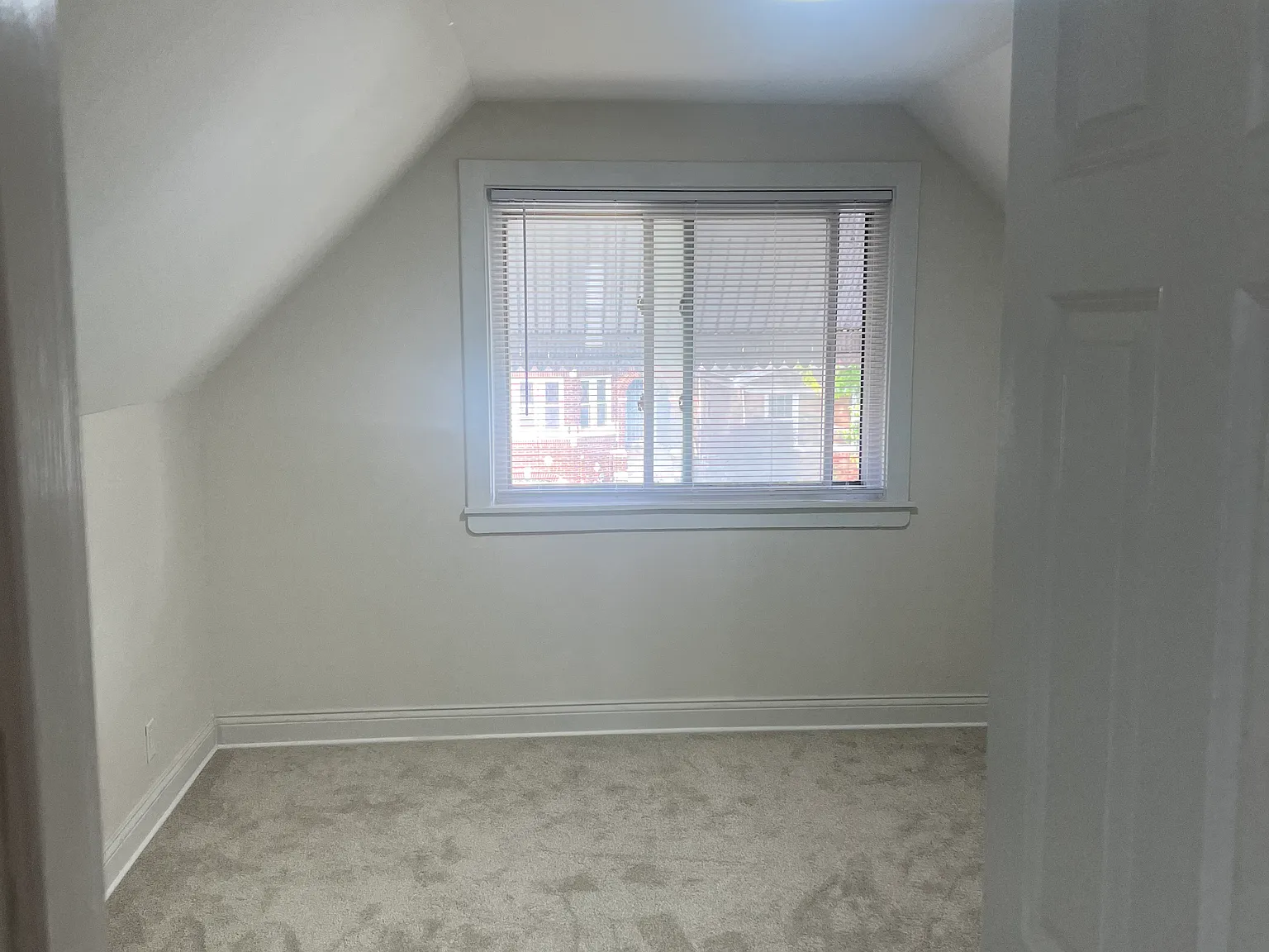 6 bed, 1400 sqft, $3,200 — Photo 3