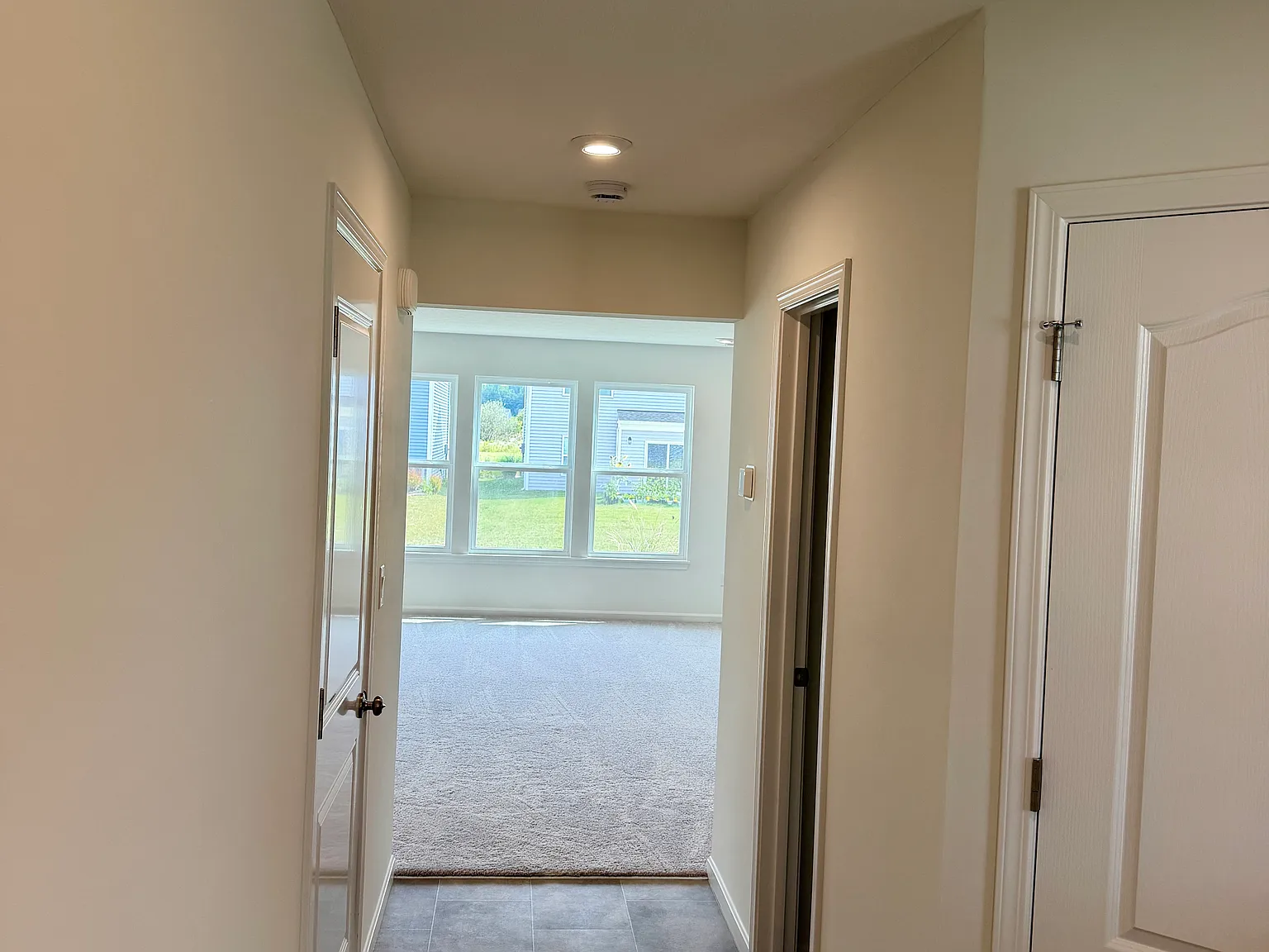 4 bed, 1911 sqft, $2,450 — Photo 2