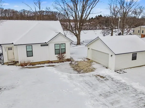 2690 W Geneva Lake Dr, Shelbyville, MI 49344