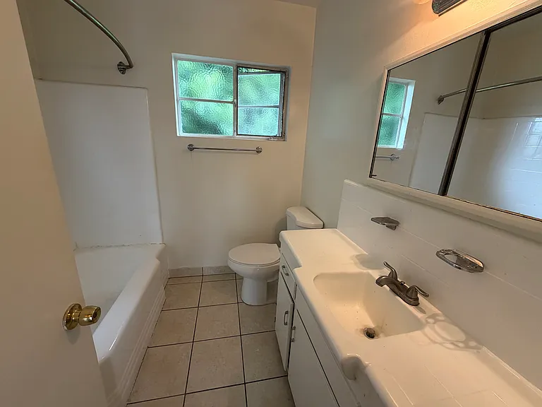 1560 N Laurel Ave — Photo 12