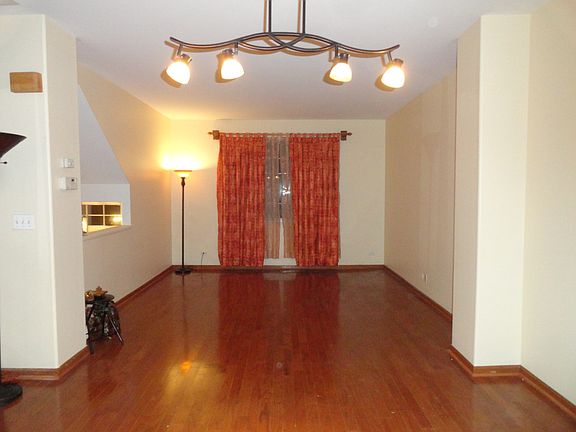 5th image of 922 Mayfair Ct Unit 4-2