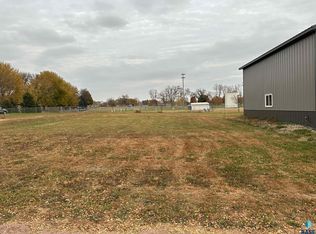 605 S Church Ave, Hills, MN 56138