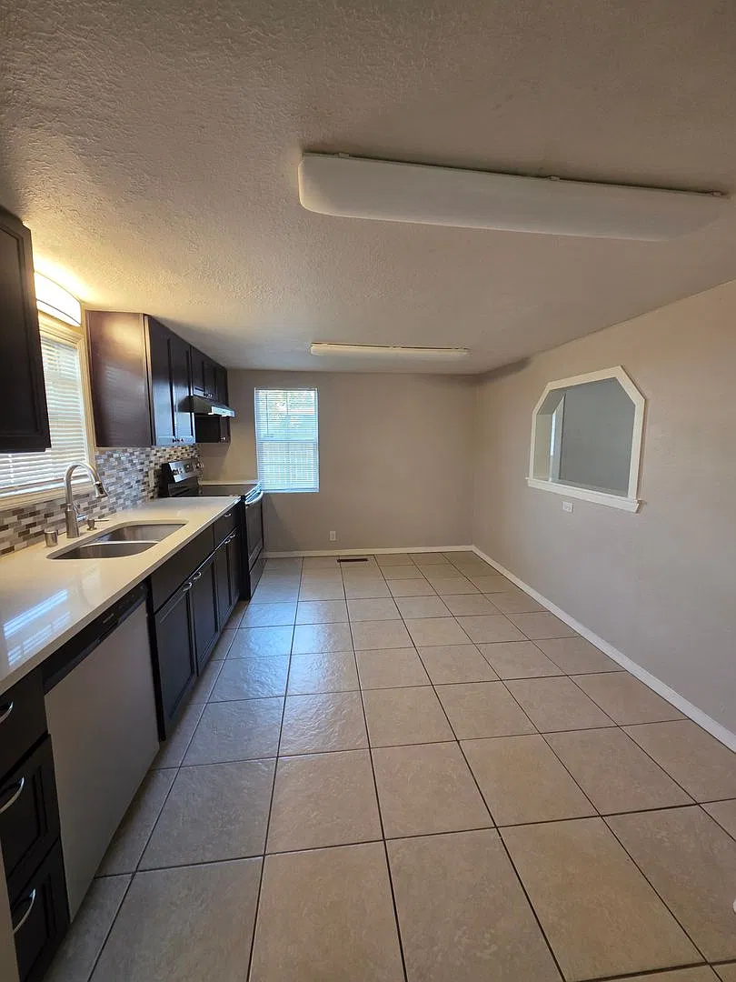 Large 3 bedroom 1 bath North side charmer — Photo 4