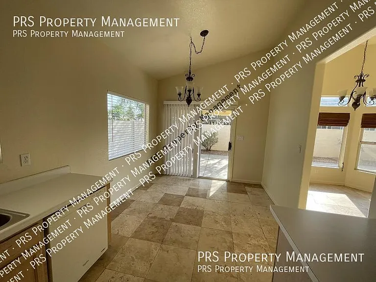 629 S Oak St — Photo 5
