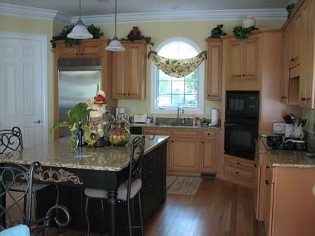 Cooks Dream kitchen! Look at the island and note the convection oven and micro